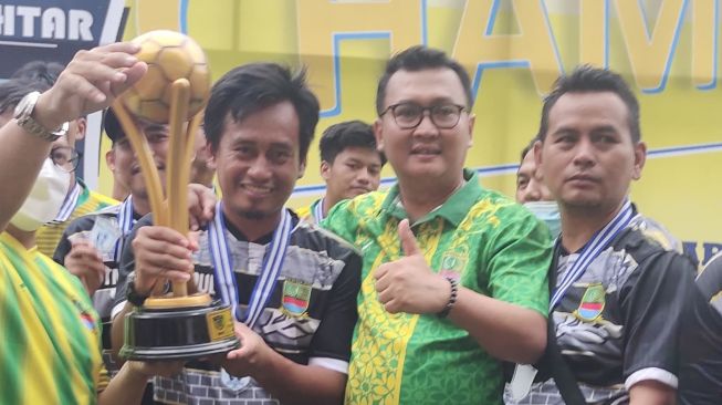 Para pemain dan Official Persikasi bangga merebut Piala Soeratin 2021, Rabu (24/11/2021).[IST]