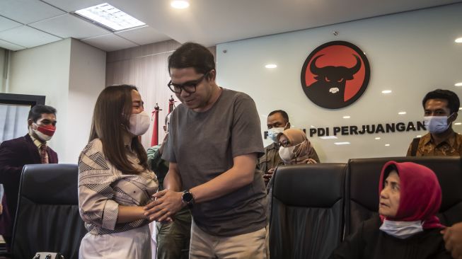 Anggiat Pasaribu (kiri) meminta maaf kepada Anggota Komisi III DPR Arteria Dahlan (tengah) yang disaksikan Ibunda Arteria Dahlan, Wasniar (duduk kanan) saat melakukan mediasi di Kompleks Parlemen, Senayan, Jakarta, Kamis (25/11/2021). ANTARA FOTO/Muhammad Adimaja
