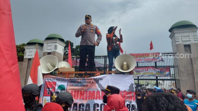 Bubarkan Ormas PP di DPR, Kapolres Hengki Naik Mobil Komando: Perwira Kami Dikeroyok!
