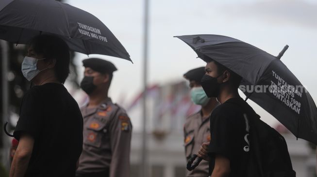 Aktivitis mengikuti aksi Kamisan di depan Istana Merdeka, Jakarta, Kamis (25/11/2021). [Suara.com/Angga Budhiyanto]