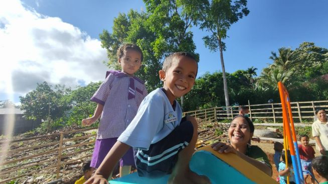 Seorang anak menyampaikan pesan untuk Alfamart dan SGM Eksplor. SGM Eksplor dan Alfamart Bangun Dua Gedung PAUD dan Berikan Bantuan untuk Guru dari Sumatera Hingga Papua saat Hari Guru (Alfamart dan SGM)