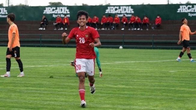 Penyerang timnas Indonesia U-18 Ricky Pratama (tengah) merayakan golnya ke gawang Alanyaspor pada laga persahabatan di Limak Football Complex, Antalya, Turki, Rabu (24/11/2021). Skuad berjuluk "Garuda Nusantara" yang disiapkan untuk Piala Dunia U-20 2023 itu memenangkan pertandingan itu dengan skor 4-0. ANTARA/HO-PSSI