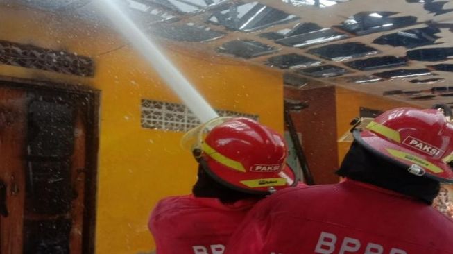 Kebakaran di Sesetan Hanguskan 2 Kamar Kos dan Gudang