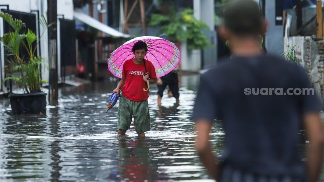 Diguyur Hujan Deras, Jalan Wijaya Jaksel Tergenang Banjir Setinggi 50cm