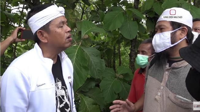 Anggota DPR RI Dedi Mulyadi digeruduk warga saat berkunjung ke Sukoharjo, mereka curhat soal limbah PT RUM. [YouTube]