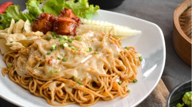 Ngemood Mie: Sensasi Makan Mie Bakar Pedas yang Menggugah Selera