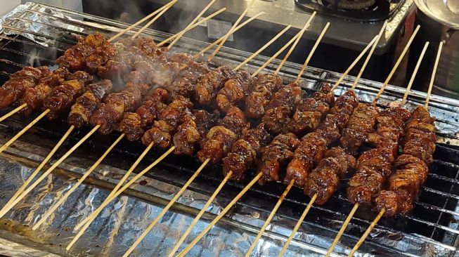 Aromanya Menggoda, Sate Babi Madu PB Jadi Menu Favorit di Festival Glodok Pancoran