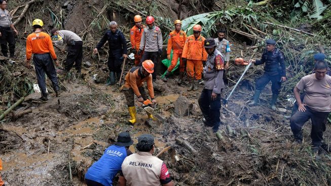 Petugas gabungan mencari wisatawan yang menjadi korban saat terjadi bencana longsor di Banjar Begawan, Desa Melinggih Kelod, Payangan, Gianyar, Bali, Jumat (26/11/2021).  ANTARA FOTO/Nyoman Hendra Wibowo