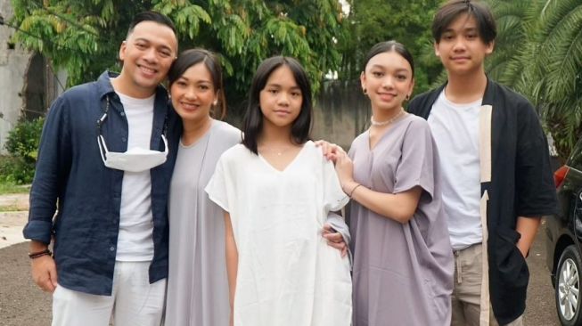 Nola Be3 bersama suami dan ketiga anaknya. [Instagram]