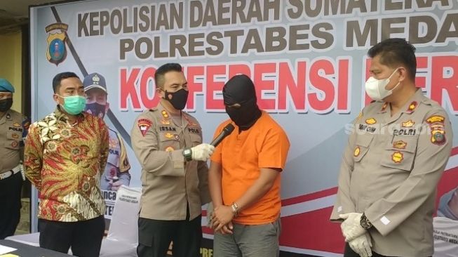 Wakapolrestabes Medan AKBP Irsan Sinuhaji saat menginterogasi pelaku.  [Suara.com/M.Aribowo]