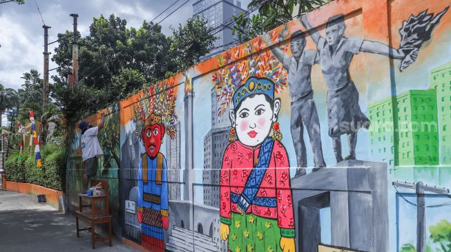 Warga menyelesaikan pembuatan mural dengan tema Jakarta di Kebayoran Lama, Jakarta Selatan, Jumat (26/11/2021). [Suara.com/Alfian Winanto]