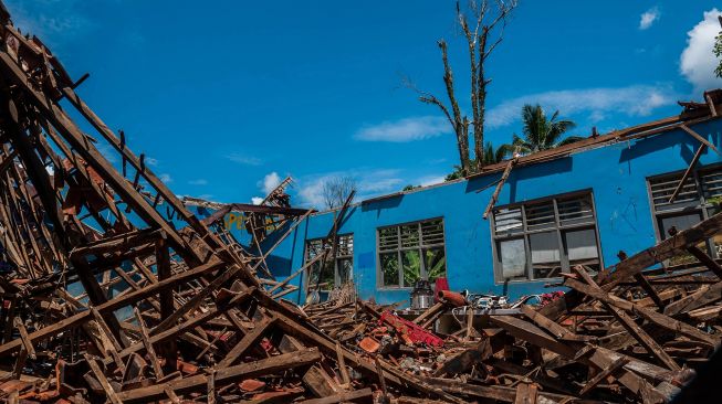 Kondisi atap gedung sekolah yang ambruk di SMP Negeri 1 Cibeber, Lebak, Banten, Kamis (25/11/2021). ANTARA FOTO/Muhammad Bagus Khoirunas
