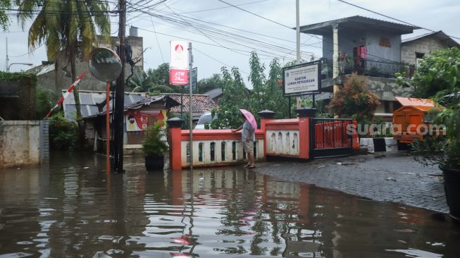 Banjir di Jalan Wijaya Timur, Petogogan, Jakarta Selatan, Jumat (26/11/2021). [Suara.com/Alfian Winanto]