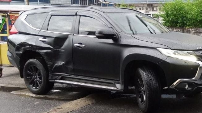 Mobil Kalina Oktarani yang ringsek ditabrak mobil box. [Instagram]