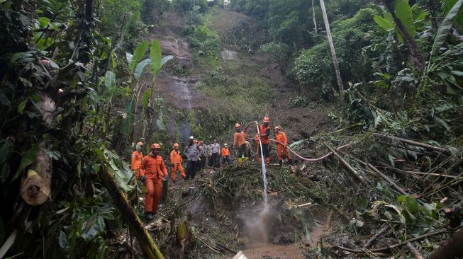 Petugas gabungan mencari wisatawan yang menjadi korban saat terjadi bencana longsor di Banjar Begawan, Desa Melinggih Kelod, Payangan, Gianyar, Bali, Jumat (26/11/2021).  ANTARA FOTO/Nyoman Hendra Wibowo