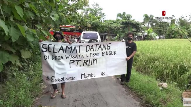 Warga melakukan unjuk rasa saat anggota DPR RI Dedi Mulyadi berkunjung ke Sukoharjo. [YouTube]