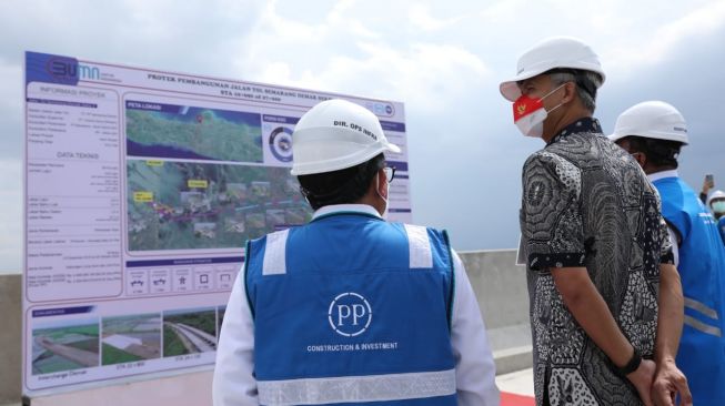 Gubernur Ganjar Pranowo melakukan sidak Proyek Tol Semarang-Demak. [Dok Pemprov Jateng]