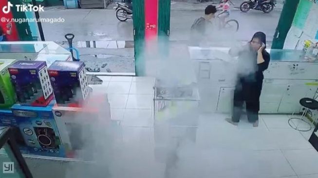 Viral Pria Lempar Tabung Gas Bocor Bak Granat ke Jalan Raya. (TikTok)