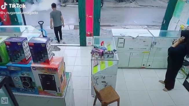 Viral Pria Lempar Tabung Gas Bocor Bak Granat ke Jalan Raya. (TikTok)