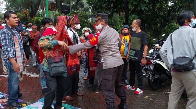 Aliansi Gerak Tutup Desak Jokowi dan Moeldoko Bebaskan 21 Masyarakat Adat yang Ditangkap