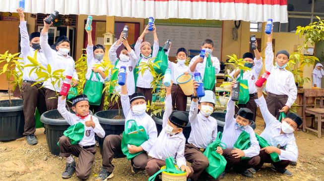 Beasiswa Pertamina Foundation USK Gelar Sobat Bumi Back to School