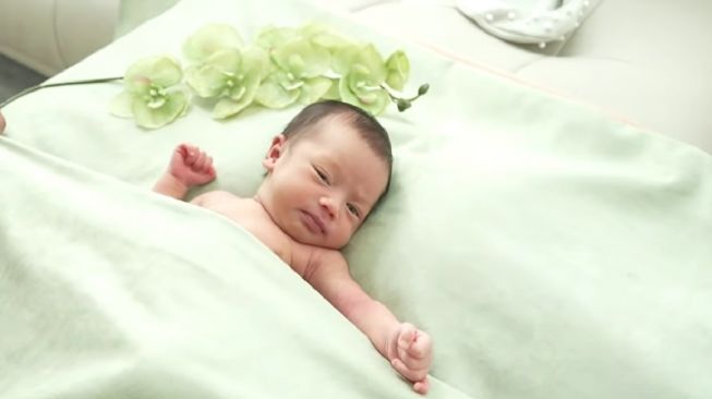 Potret Newborn Baby Bible Anak Felicya Angelista (YouTube/Felitogether Family)
