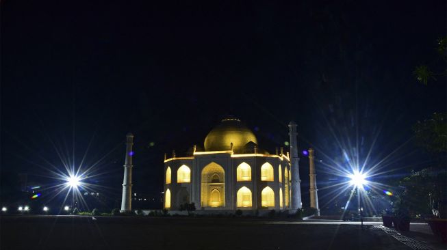 Suasana replika Taj Mahal pada malam hari di Burhanpur, negara bagian Madhya Pradesh, India, pada (25/11/2021). [UMA SHANKAR MISHRA / AFP]