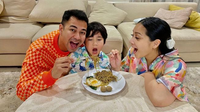 Potret Rafathar Momong Baby R (Instagram/@raffinagita1717)