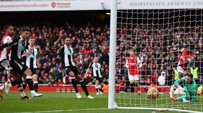 Pemain Arsenal Bukayo Saka menjebol gawang Newcastle United dalam pertandingan Liga Premier di Emirates Stadium, Sabtu (27/11/2021). [AFP]