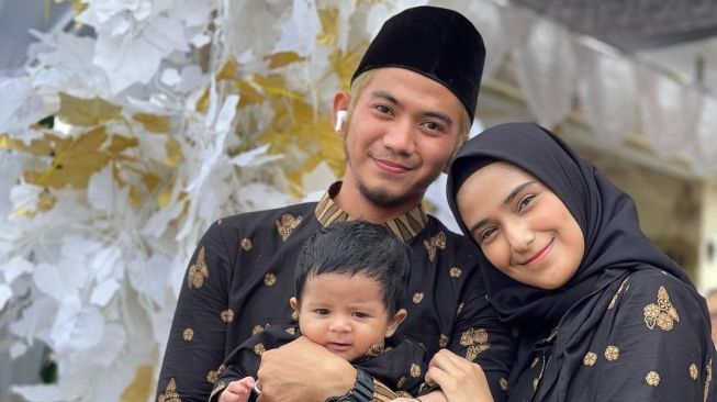 Potret keluarga artis yang menikah lewat Taaruf. (Instagram/@da2_rizki123)