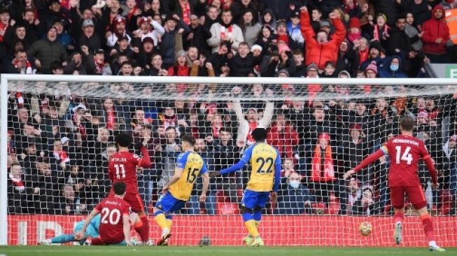 Pemain Liverpool Diogo Jota menjebol gawang Southampton dalam pertandingan Liga Premier Inggris di Anfield, Sabtu (27/11/2021). [AFP]