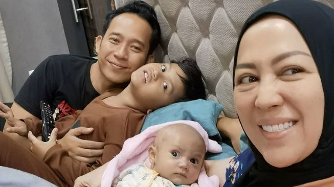 Denny Cagur dan keluarganya. (Instagram)