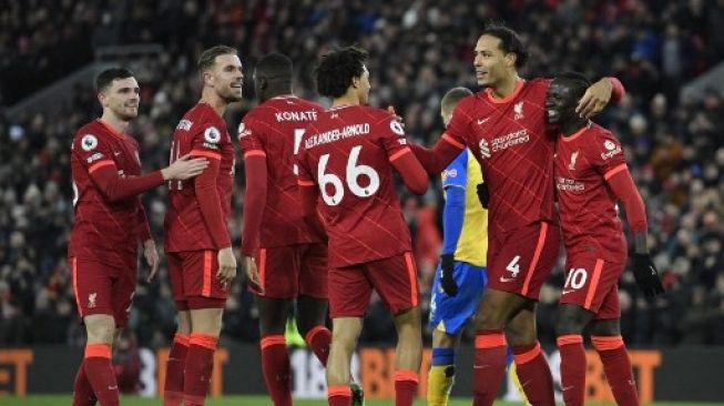 Pemain Liverpool Virgil van Dijk rayakan golnya ke gawang Southampton dalam pertandingan Liga Premier Inggris di Anfield, Sabtu (27/11/2021). [AFP]