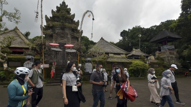 Wisatawan mengunjungi Desa Wisata Penglipuran di Bangli, Bali, Sabtu (27/11/2021). [ANTARA FOTO/Nyoman Hendra Wibowo]
