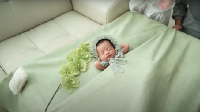 Potret Newborn Baby Bible Anak Felicya Angelista (YouTube/Felitogether Family)