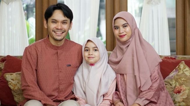Potret keluarga artis yang menikah lewat Taaruf. (Instagram/@benkasyafani)
