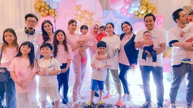 Perjalanan Nagita Slavina hamil anak kedua. [Instagram/raffinagita1717]