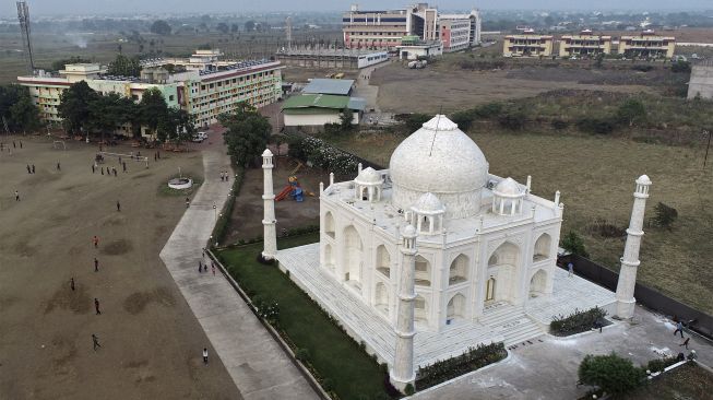 Foto udara replika Taj Mahal di Burhanpur, negara bagian Madhya Pradesh, India, pada (25/11/2021). [UMA SHANKAR MISHRA / AFP]