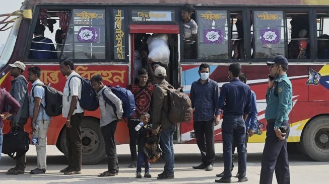 Pengungsi Rohingya turun dari bus untuk dipindahkan ke Pulau Bhashan Char di Teluk Benggala, Chittagong Boat Club, Chittagong, pada (25/11/2021). [MUNIR UZ ZAMAN / AFP]