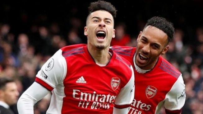 Penyerang sayap Arsenal, Gabriel Martinelli (kiri) melakukan selebrasi bersama Pierre-Emerick Aubameyang seusai mencetak gol ke gawang Newcastle United dalam laga lanjutan Liga Inggris di Stadion Emirates, London, Inggris, Sabtu (27/11/2021). [Dok.Antara/Reuters]