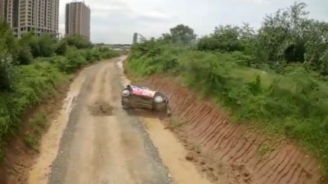 Mobil balap Ketua MPR RI Bambang Soesatyo salto saat melaju di lintasan tanah [SuaraSulsel.id/Tangkapan layar]
