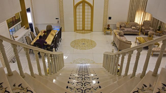 Suasana interior replika Taj Mahal di Burhanpur, negara bagian Madhya Pradesh, India, pada (25/11/2021). [UMA SHANKAR MISHRA / AFP]