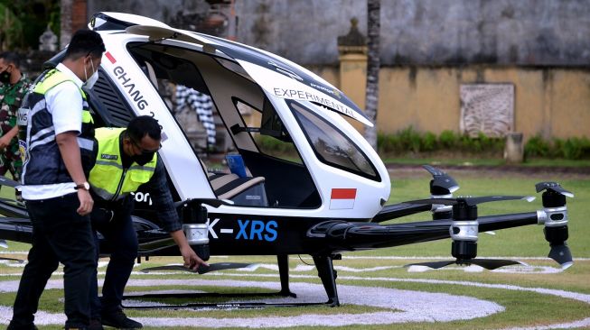 Mobil terbang EHang 216 menjalani pengujian di Klungkung, Bali, Jumat (26/11/2021). Kendaraan ini akan dioperasikan sebagai taksi terbang.[Antara/Fikri Yusuf]