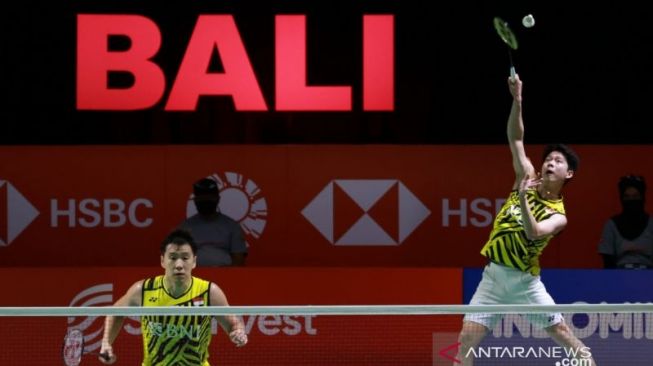 Ganda putra Indonesia Marcus Fernaldi Gideon/Kevin Sanjaya Sukamuljo beraksi pada babak perempat final Indonesia Open 2021 di Bali International Convention Center, Nusa Dua, Bali, Jumat (26/11/2021). (ANTARA/HO-Humas PP PBSI)