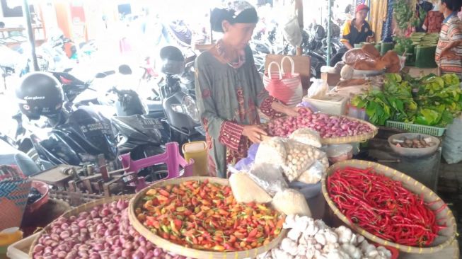 Harga Cabai Merah di Pasar Pagi Tegal Melambung
