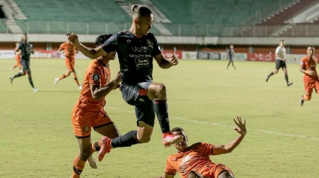 Pesepakbola Arema FC, Dendi Santoso (tengah). [ANTARA FOTO/Hendra Nurdiyansyah]