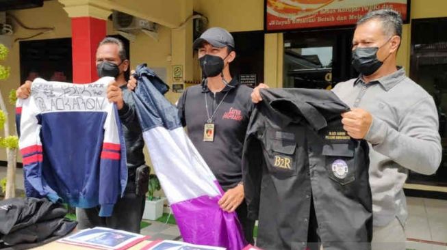 ILUSTRASI - Polisi saat menunjukkan barang bukti berupa atribut anggota gang motor yang melakukan penganiayaan kedapa warga di Indramayu, Jawa Barat, Minggu (28/11/2021). [ANTARA/Khaerul Izan]