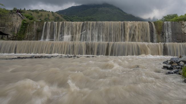 Pengunjung menikmati suasana di kawasan wisata Bendungan Misterius di Desa Balane, Sigi, Sulawesi Tengah, Sabtu (27/11/2021).  ANTARA FOTO/Basri Marzuki
