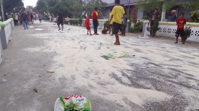 Viral, 2 Ton Beras Dihamburkan ke Jalan Raya Oleh Warga yang Ngamuk