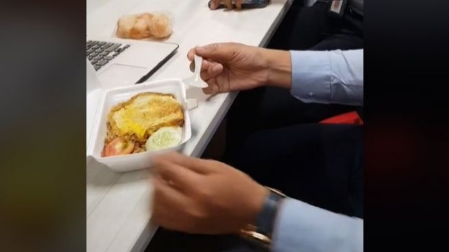 Viral Aksi Pria Hendak Makan Malah Bikin Warganet Ngakak, Penyebabnya 'Sendok Inul'